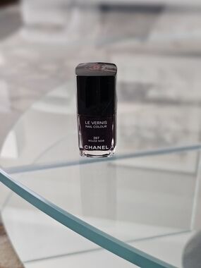 CHANEL Le Vernis Nail Colour in Deep Burgundy (Rouge Noir) #397